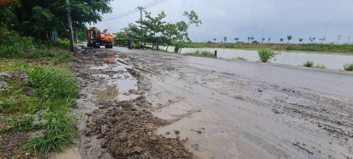 Được biết, đây không phải là lần đầu, cứ mưa là bùn non từ Cụm công nghiệp Cẩm Lệ chảy vào nhà dân và tràn ra đường, nguy cơ gây tai nạn giao thông.