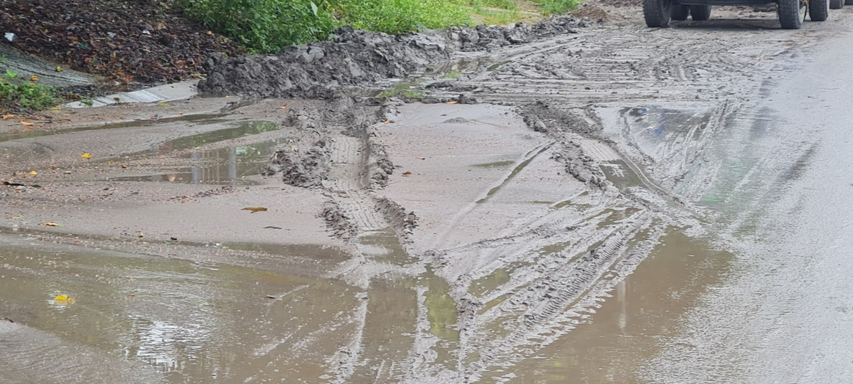 Bùn nham nhở, cứ mưa là tràn hết ra đường, được biết đây là con đường rất đông người dân tham gia giao thông.