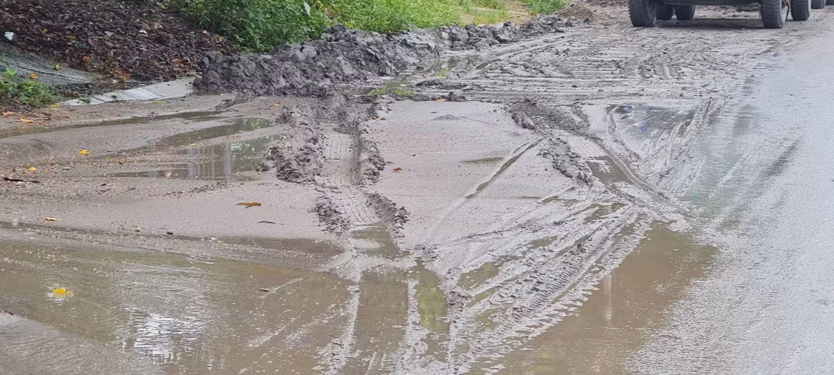 Bùn nham nhở, cứ mưa là tràn hết ra đường, được biết đây là con đường rất đông người dân tham gia giao thông.