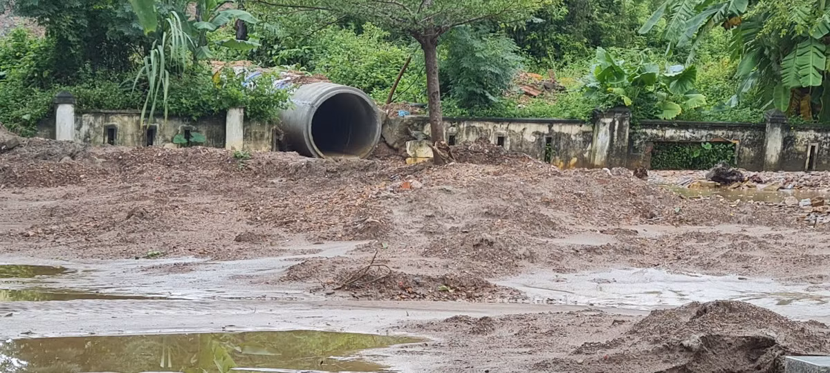 Cống thoát nước từ Cụm công nghiệp Cẩm Lệ chảy thẳng vào khu vực lắp các thiết bị vui chơi cho trẻ em, tạo nên một lượng đất bùn khủng bao trùm cả sân vui chơi.