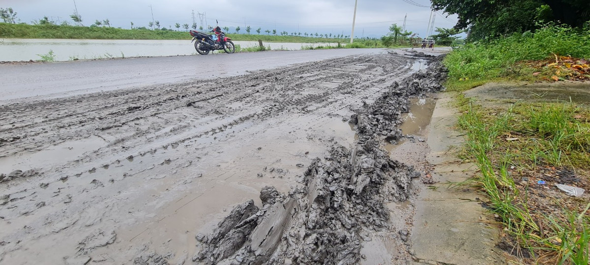 Đường đầy bùn đất như thế này nguy cơ gây tai nạn giao thông là điều không thể tránh khỏi.