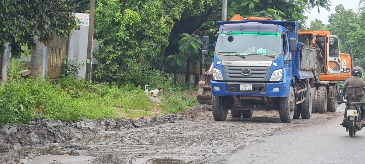 Từ khi trình và thẩm định dự án, không biết chủ đầu tư là UBND quận Cẩm Lệ có tính đến tình huống cứ mưa là ảnh hưởng đến khu dân cư lân cận như thế này không?