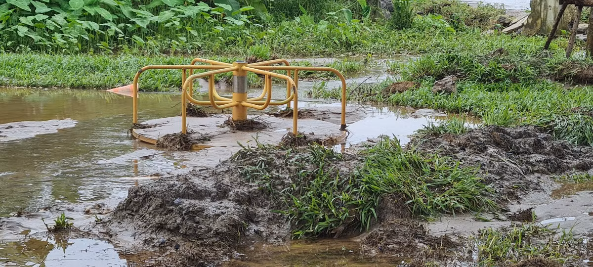 Hiện, hàng chục hộ dân đang sinh sống dưới chân cụm công nghiệp Cẩm Lệ rất bức xúc trước tình trạng này. Câu hỏi đặt ra là cơ quan nào chịu trách nhiệm thẩm định dự án Cụm công nghiệp Cẩm Lệ, và khi thẩm định, cơ quan chức năng đã tính đến những ảnh hưởng trực tiếp của dự án đến người dân?