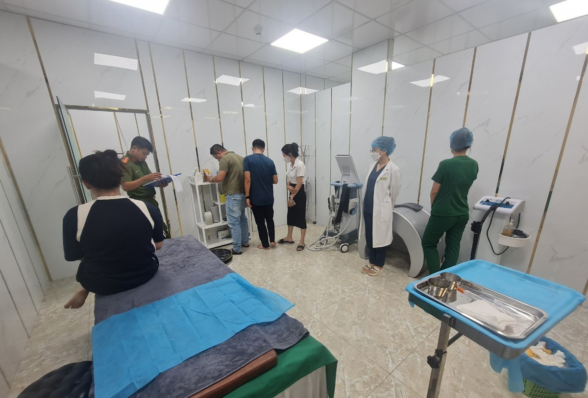 Đồng thời, công an cũng phát hiện bác sĩ của cơ sở là bà L.T.H (SN 1999, trú Nghi Sơn, tỉnh Thanh Hóa) đang thực hiện dịch vụ “nâng ngực” cho một khách hàng trong khi không có bằng cấp, chứng chỉ hành nghề khám bệnh, chữa bệnh theo quy định.