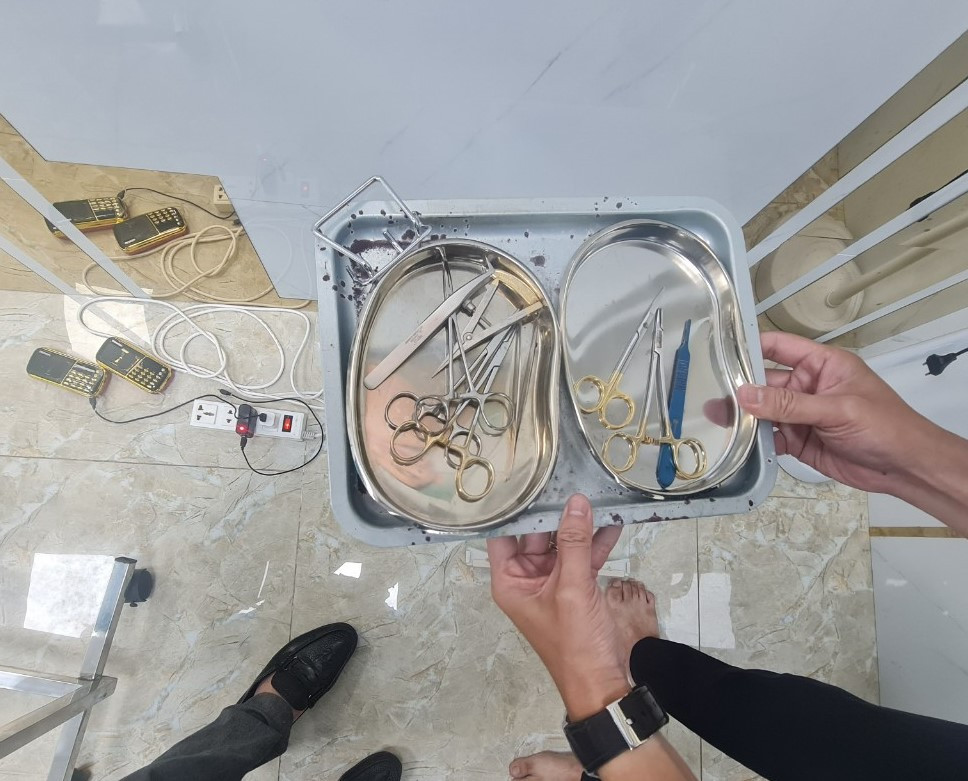 Bà H. cho biết mình mới chỉ tốt nghiệp THPT, chưa từng được đào tạo chuyên môn, không có bất kỳ bằng cấp, chứng chỉ hành nghề khám bệnh, chữa bệnh theo quy định. Tuy nhiên, quá trình làm việc, bà H. được nhân viên marketing của cơ sở giới thiệu là “bác sĩ thẩm mỹ giỏi nhất Đà Nẵng”.