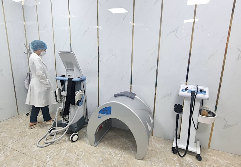 Theo Cơ quan Công an, cơ sở thẩm mỹ ID Korea hoạt động kinh doanh dịch vụ spa, thẩm mỹ và thực hiện các thủ thuật gồm nâng ngực, nâng mũi, dùng máy can thiệp, tiêm filler, botox và các dược chất khác… vào cơ thể của khách, nhưng không có văn bản thông báo đáp ứng đủ điều kiện cung cấp dịch vụ thẩm mỹ của Sở Y tế TP Đà Nẵng theo quy định…