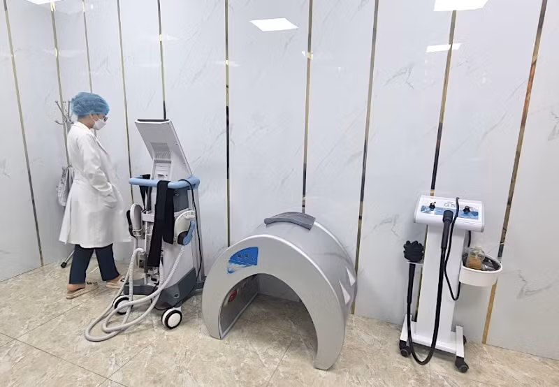 Theo Cơ quan Công an, cơ sở thẩm mỹ ID Korea hoạt động kinh doanh dịch vụ spa, thẩm mỹ và thực hiện các thủ thuật gồm nâng ngực, nâng mũi, dùng máy can thiệp, tiêm filler, botox và các dược chất khác… vào cơ thể của khách, nhưng không có văn bản thông báo đáp ứng đủ điều kiện cung cấp dịch vụ thẩm mỹ của Sở Y tế TP Đà Nẵng theo quy định…