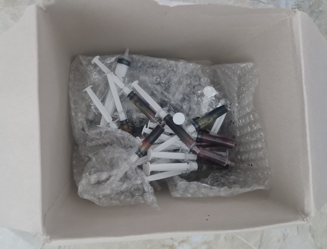 Công an xác định thêm, trước khi thực hiện phẫu thuật, bà H. cũng khám sức khỏe, lấy máu của khách hàng để xét nghiệm, nhưng sau đó đều cho vào thùng rác trên tầng 3 của cơ sở. Số máu này không được bảo quản, rơi vãi ra xung quanh, tiềm ẩn nhiều nguy cơ lây nhiễm nguy hiểm.