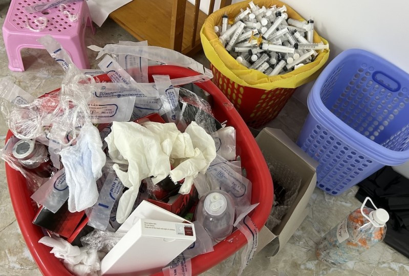 Cơ sở chỉ trang bị thùng rác thông thường không có nắp đậy; không bố trí khu vực để thùng rác y tế; rác thải y tế để chung với rác thải thông thường.