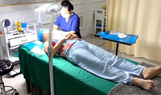 Trước đó, vào giữa tháng 8/2023, Đội Cảnh sát Kinh tế và Môi trường Công an quận Thanh Khê cũng kiểm tra và phát hiện cơ sở Thẩm mỹ Kangzin để nhân viên lao công dọn dẹp vệ sinh làm phẫu thuật căng da mặt cho khách.