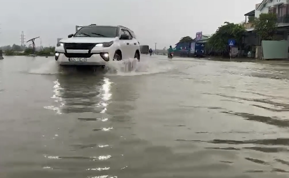 Trong khi đó, tại Quảng Nam, sáng 16/10, quốc lộ 1A đi qua xã Tam Đàn (huyện Phú Ninh) ngập sâu 30-50cm.