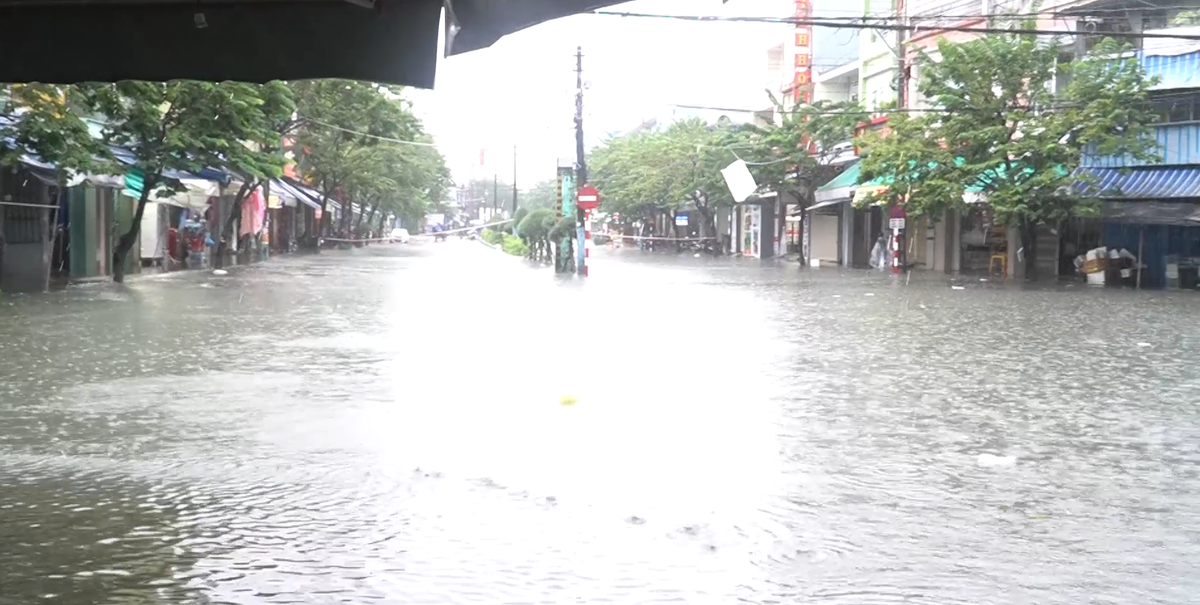 Trước đó, vào chiều 15/10, mưa lớn kéo dài trong nhiều giờ khiến nhiều tuyến đường trên địa bàn TP.Tam Kỳ ngập sâu.
