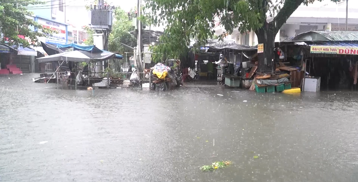 Khu vực chợ Tam Kỳ ngập sâu sau đợt mưa như trút nước, ảnh hưởng đến việc kinh doanh của các tiểu thương và sinh hoạt của người dân trong khu vực.