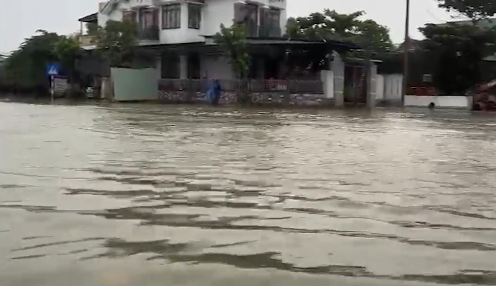 Tại điểm giao nhau giữa quốc lộ 1A xuống khu công nghiệp Tam Thăng nước lênh láng. Ngoài ra, các tuyến đường ở khu vực này đều ngập sâu, một số người dân phải đóng cửa nhà đi sơ tán.