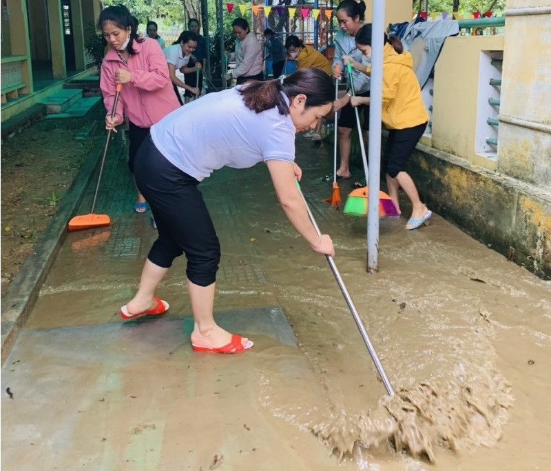 Giáo viên trường mầm non tranh thủ dọn dẹp vệ sinh khi nước lũ rút để chuẩn bị đón học sinh trở lại trường.