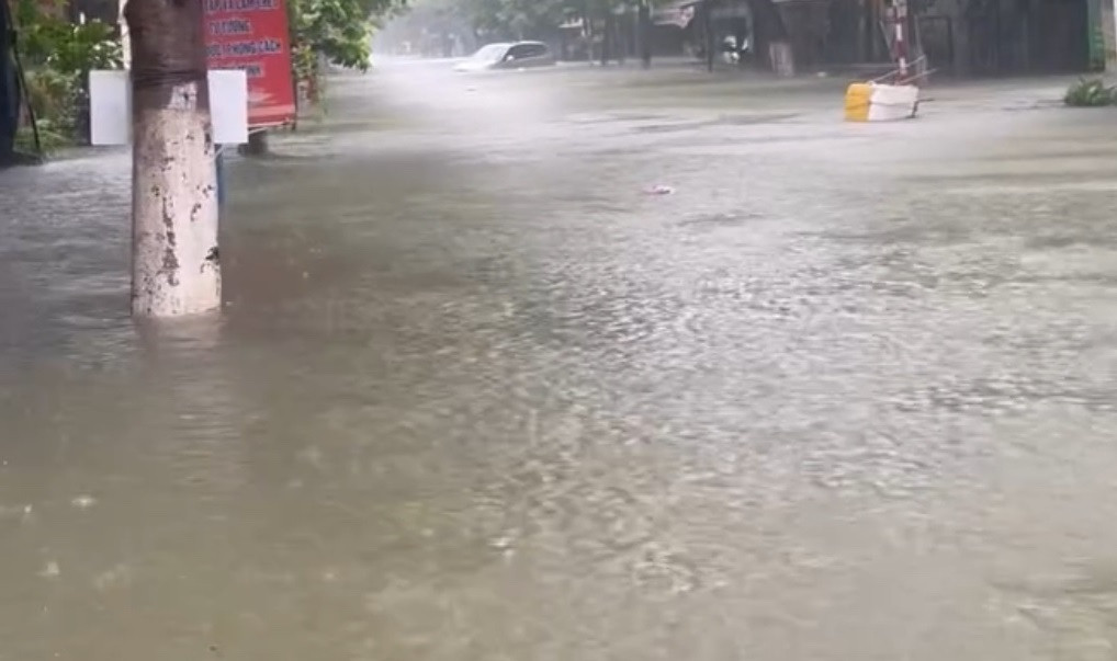 Mua lon o mien Trung: Lan dau tien nang canh bao rui ro thien tai len cap 4