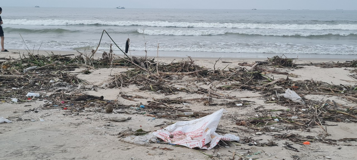 Thế nhưng, đến chiều tối 19/10, rác vẫn ngập bờ biển đường Nguyễn Tất Thành.