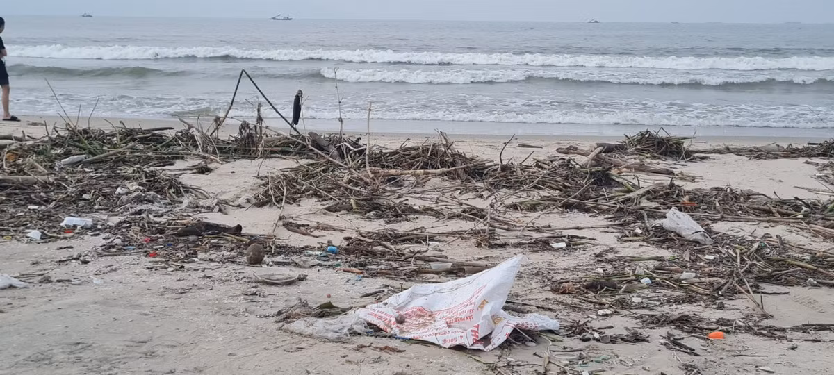 Thế nhưng, đến chiều tối 19/10, rác vẫn ngập bờ biển đường Nguyễn Tất Thành.