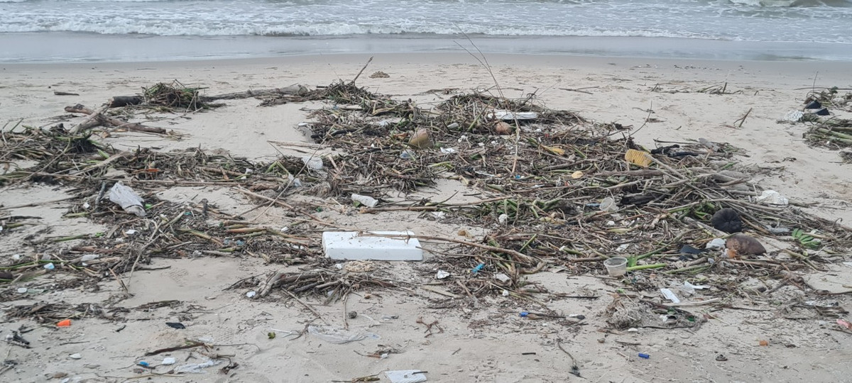 Nhiều người dân cho biết, năm nay lượng rác thải tấp vào không nhiều bằng trận lũ năm 2022, nhưng do rác trải dài ở bờ biển nên cũng phải mất nhiều ngày mới dọn dẹp xong.