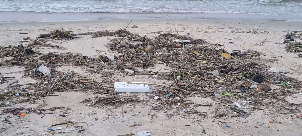 Nhiều người dân cho biết, năm nay lượng rác thải tấp vào không nhiều bằng trận lũ năm 2022, nhưng do rác trải dài ở bờ biển nên cũng phải mất nhiều ngày mới dọn dẹp xong.