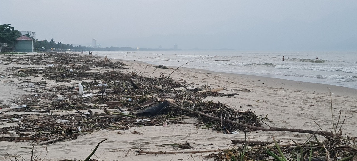 Nhiều bãi tắm dọc bờ biển Nguyễn Tất Thành cũng tạm dừng hoạt động cho đến khi được dọn dẹp sạch sẽ.