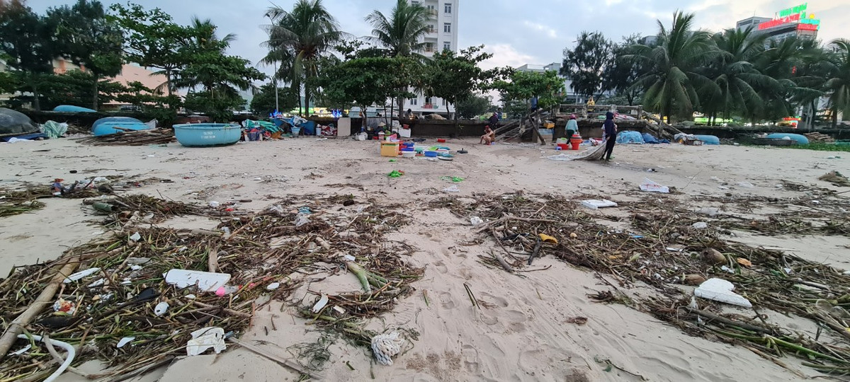 Rác thải "bủa vây" chợ hải sản trên bờ biển đường Nguyễn Tất Thành.