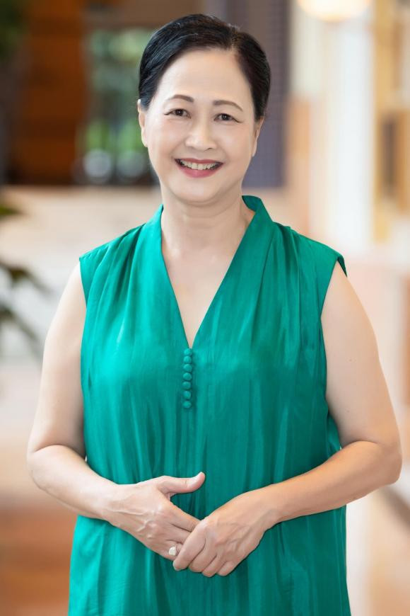 Về đời tư, NSND Như Quỳnh có cuộc hôn nhân hạnh phúc với nhiếp ảnh gia Nguyễn Hữu Bảo, con trai út của nhà buôn Tam Kỳ nổi tiếng trên phố Hàng Đào. Ảnh: Nhan sắc trẻ đẹp ở tuổi U70 của NSND Như Quỳnh