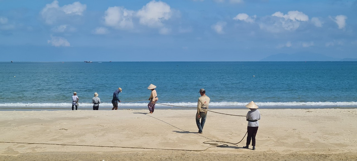 Độc đáo nhất vẫn là cách kéo lưới rùng mà ngư dân vui miệng đặt tên: đi giật lùi kiếm tiền.