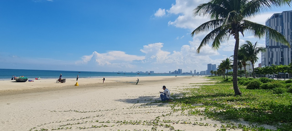 Bãi biển Mân Thái có dãy núi Sơn Trà án ngữ, che chắn và ít có sóng lớn nên nơi đây cũng nổi tiếng với nghề kéo lưới gần bờ.