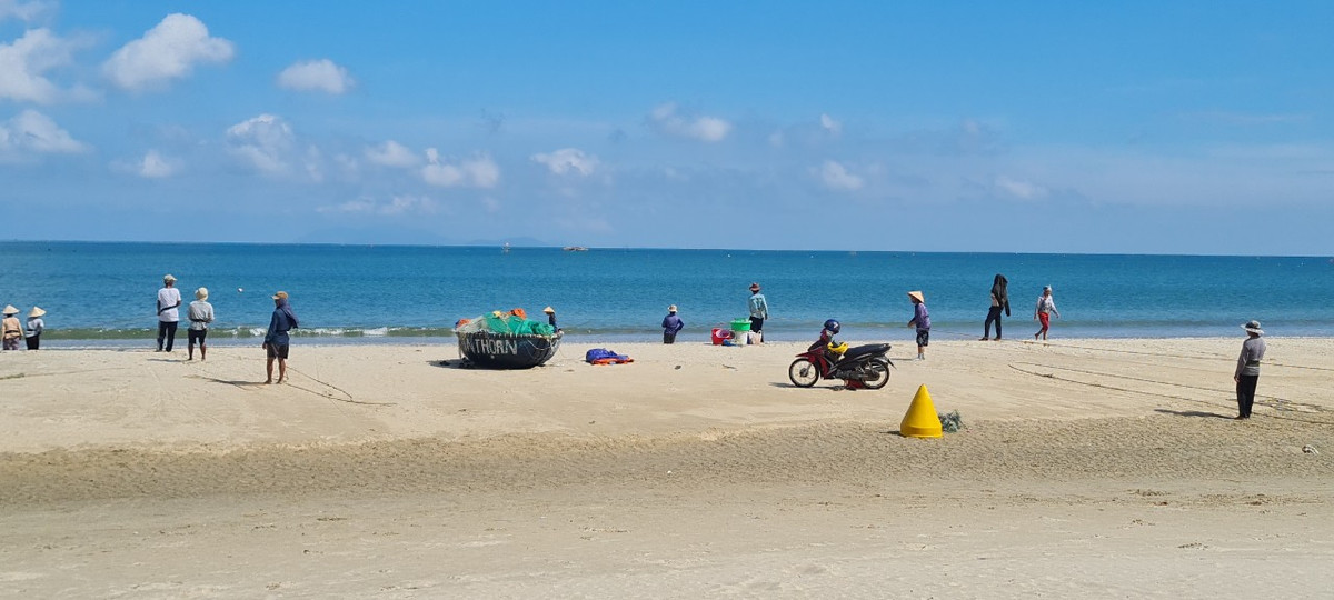 Công việc kéo lưới này được thực hiện vào sáng sớm, nếu mẻ lưới đầu tiên có cá tôm thì ngư dân tiếp tục thả các mẻ lưới tiếp theo. Giữa trưa nắng, khu vực kéo lưới đã đông kín người.