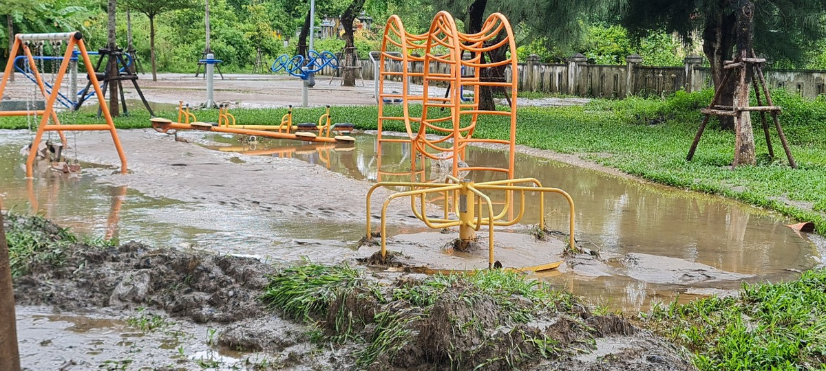 Tại Đà Nẵng, bùn non từ Cụm công nghiệp Cẩm Lệ tràn xuống khu vui chơi của trẻ em sau đợt mưa lớn trong hai ngày 13 và 14/10.
