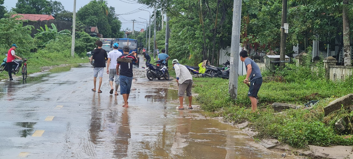 Các tuyến đường gần Cụm công nghiệp Cẩm Lệ cũng bị bùn đất bủa vây.
