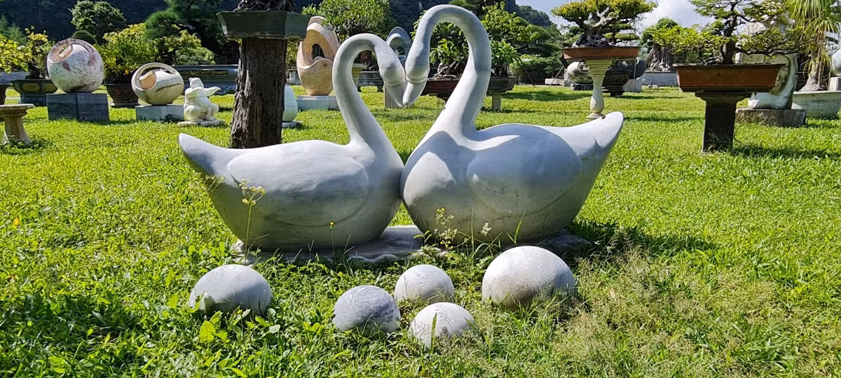 Thế nhưng, đằng sau những bức tượng tuyệt mỹ khiến du khách phải xuýt xoa là "điểm đen" ô nhiễm tại làng nghề lâu đời bậc nhất Đà Nẵng. Thực trạng này cần được xử lý để các hộ dân khu vực lân cận đỡ phải chịu cảnh ô nhiễm nghiêm trọng hàng chục năm nay, đồng thời giúp làng nghề hàng trăm năm tuổi trở thành một điểm đến độc đáo cho du khách trong hành trình khám phá danh thắng Ngũ Hành Sơn.