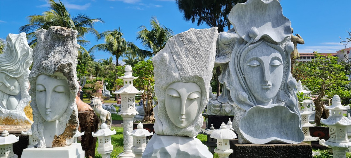 Khi bước chân đến làng đá Non Nước, Ngũ Hành Sơn, du khách như lạc vào “xứ sở của đá”. Mỗi một tác phẩm đều mang một dáng hình khác nhau và được tạo nên bởi bàn tay tài hoa, tỉ mỉ của người thợ đá.