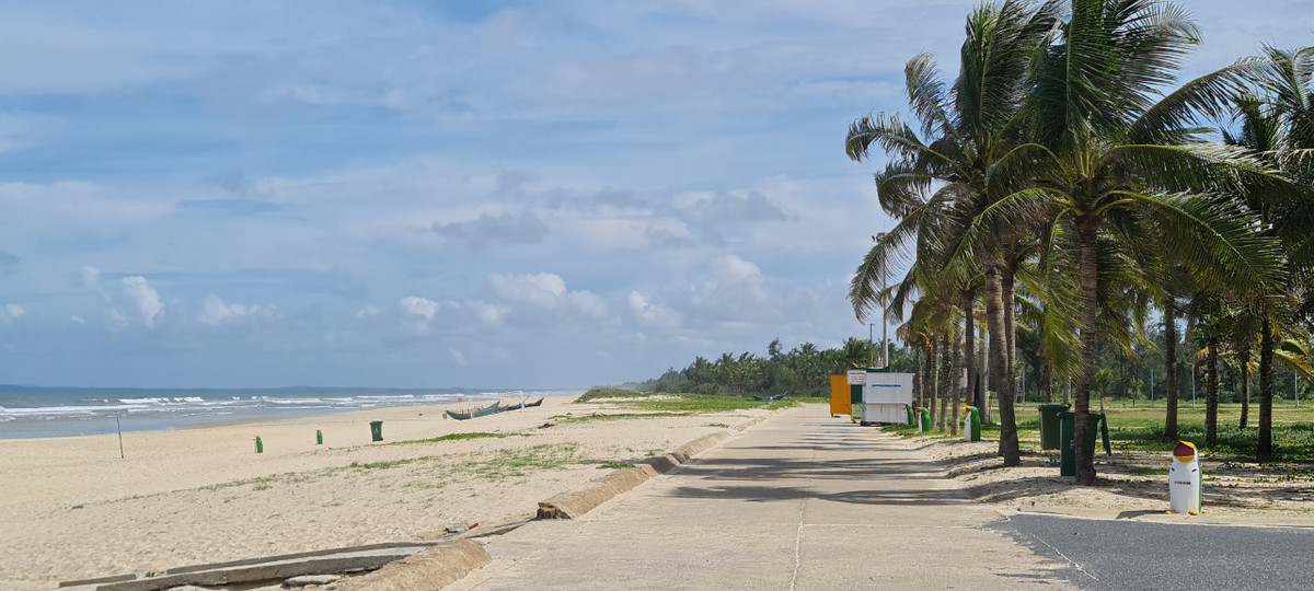 Biển Tam Thanh hiện vẫn còn giữ được vẹn nguyên cảnh quan hoang sơ, bình dị với nước xanh trong vắt và bờ cát trắng mênh mông trải dài.