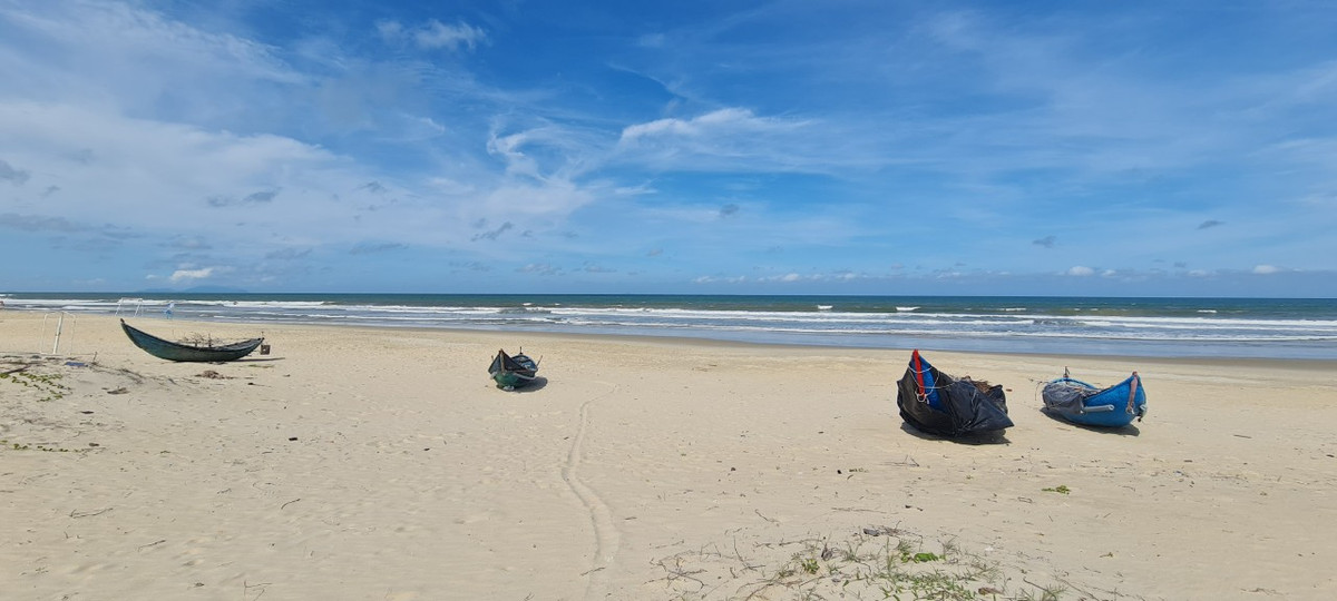 Bãi cát trắng mịn màng tươi nguyên như thảm lụa khổng lồ vừa dệt sóng.