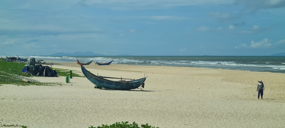 Những chiếc thuyền nhỏ trên bãi cát phẳng phiu.