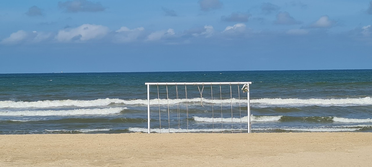 Ban trưa nắng ngập tràn chan hòa, gió lồng lộng cùng những đợt sóng tung bọt trắng xóa.