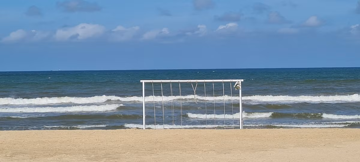 Ban trưa nắng ngập tràn chan hòa, gió lồng lộng cùng những đợt sóng tung bọt trắng xóa.