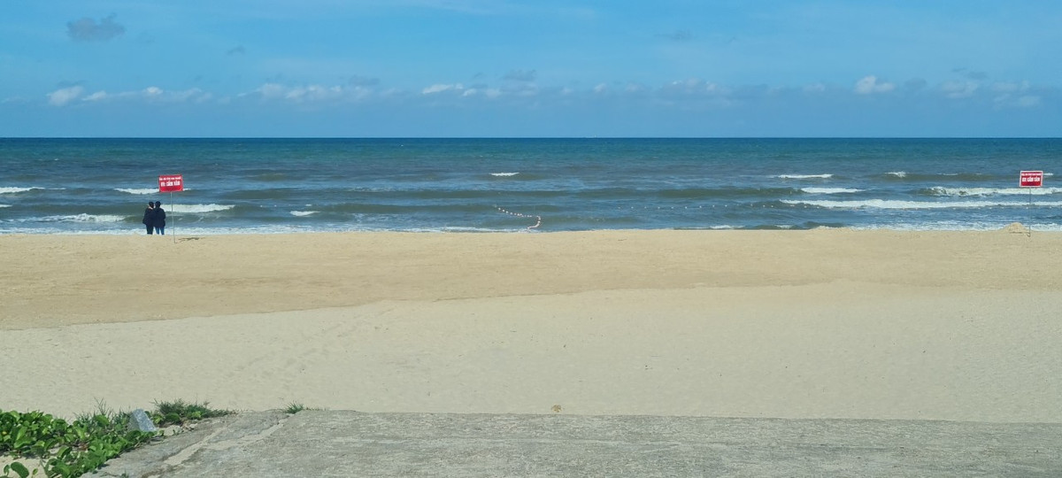 Bãi biển hoang sơ này cũng là điểm check in yêu thích của nhiều bạn trẻ.