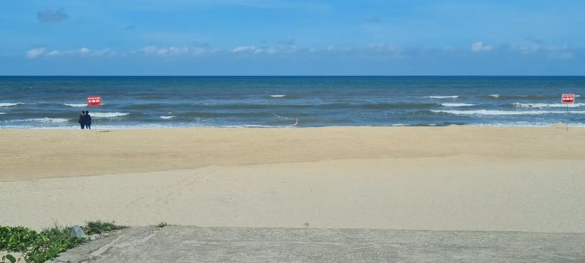 Bãi biển hoang sơ này cũng là điểm check in yêu thích của nhiều bạn trẻ.