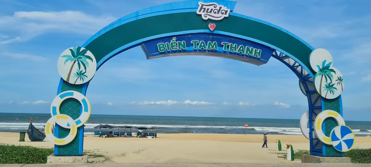 Bãi biển Tam Thanh nằm ở xã Tam Thanh, cách trung tâm TP. Tam Kỳ khoảng 7km về phía Đông.