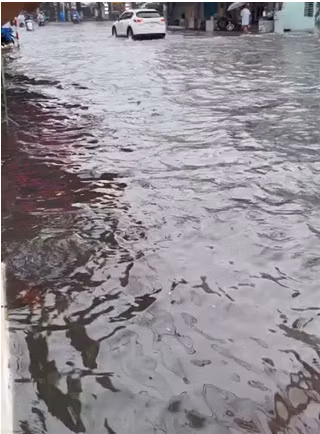 Da Nang: Mua trang troi, nhieu doan duong ngap sau, hoc sinh nghi hoc