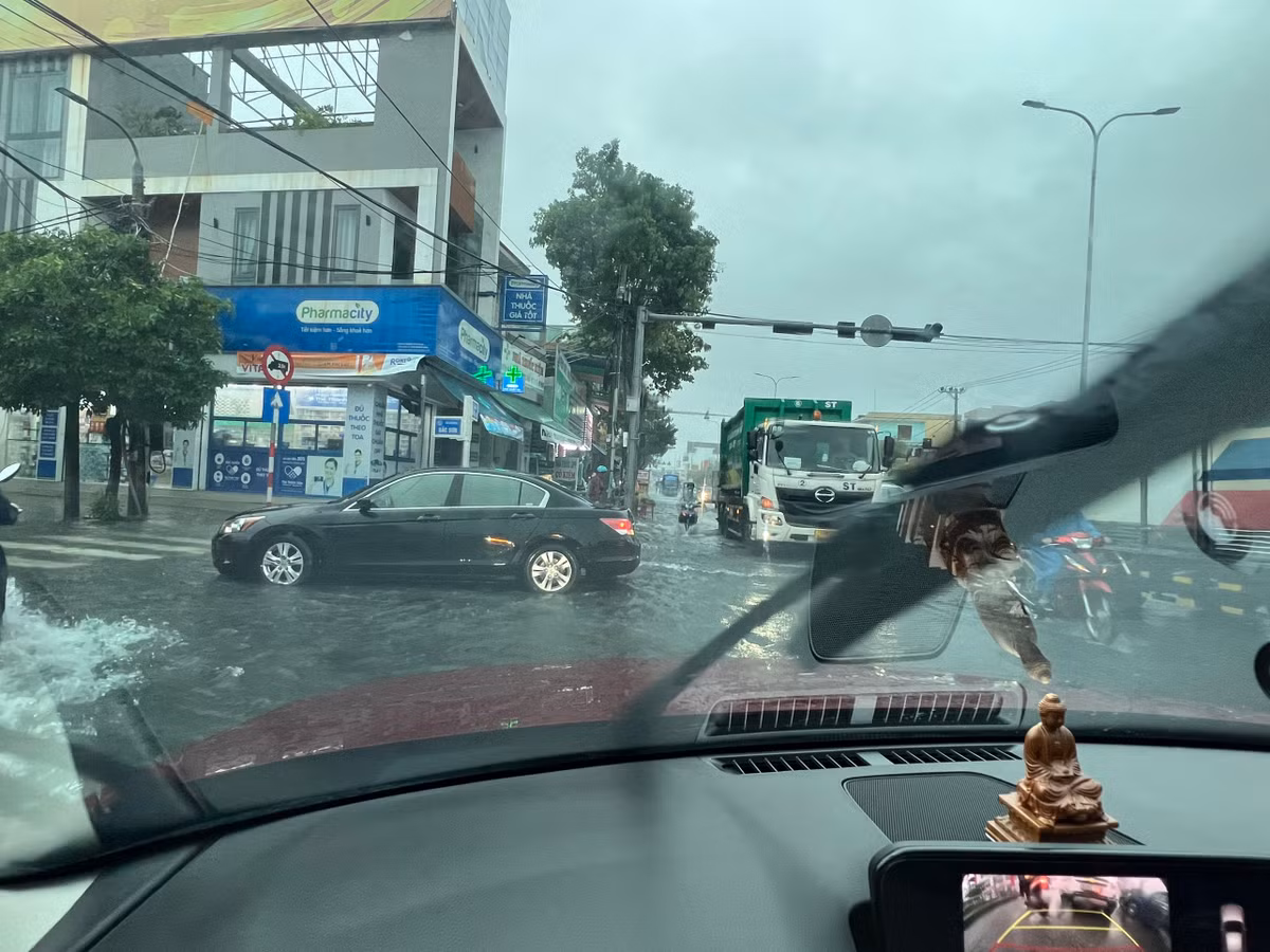 Dự báo từ sáng 13/10 đến sáng ngày 15/10, trên địa bàn thành phố tiếp tục có mưa vừa, mưa to, có nơi mưa rất to và dông; tổng lượng mưa phổ biến 150-300mm, có nơi trên 350mm.