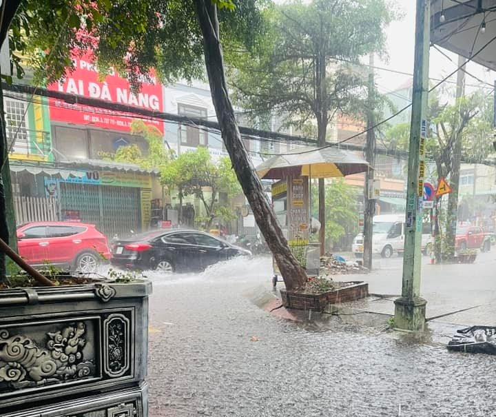 Trưa 13/10, Sở GD-ĐT Đà Nẵng cũng ban hành công văn khẩn, yêu cầu các phòng GD-ĐT, các trường thông báo cho học sinh, học viên THPT, THCS và tiểu học không học học bán trú trên toàn TP nghỉ học chiều 13/10 do một số đoạn đường ngập sâu, đi lại khó khăn, nguy hiểm.