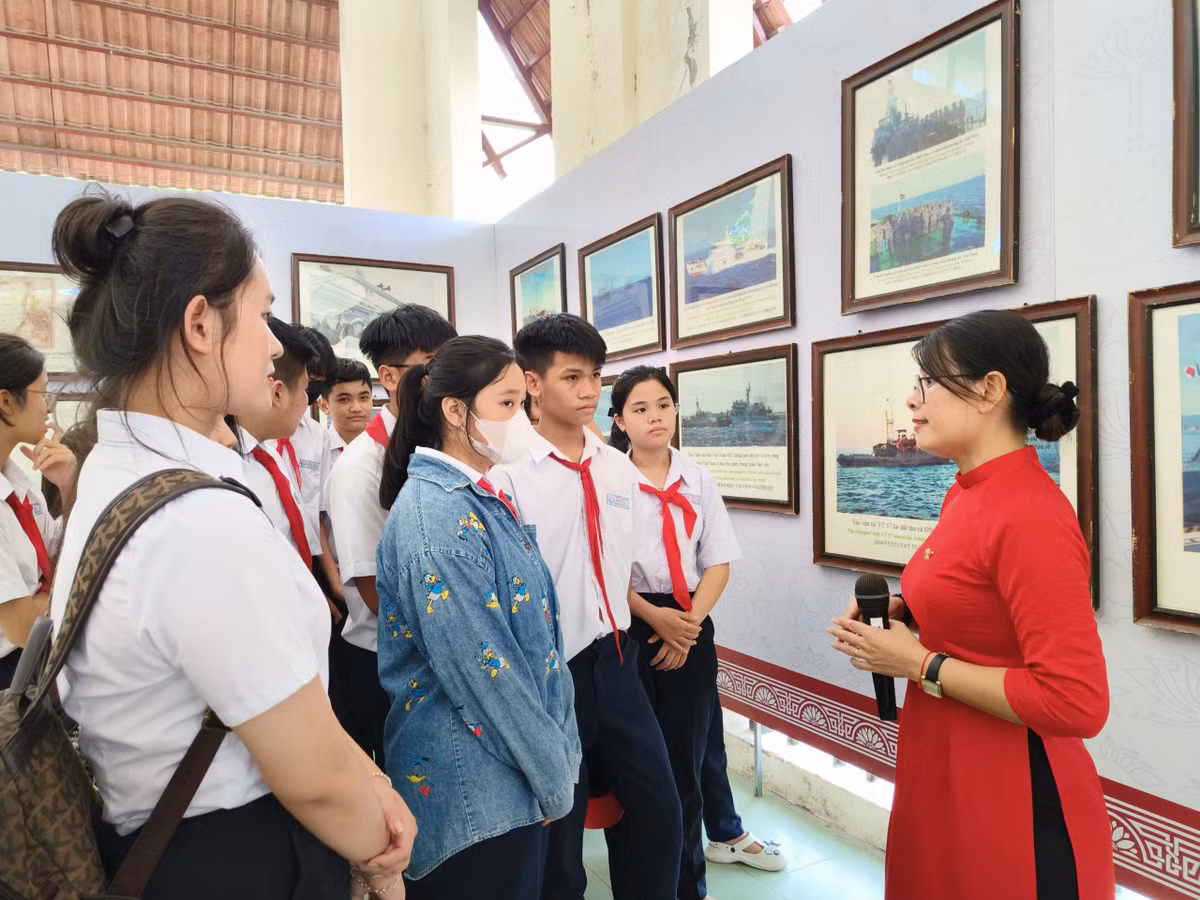 Bên cạnh đó, Bộ Thông tin và Truyền thông đã tổ chức thành công 03 cuộc triển lãm tại nước ngoài: đó là thủ đô Praha của Cộng hòa Séc (tháng 7/2017), tại thủ đô Paris của Cộng hòa Pháp (tháng 10/2017) và tại thủ đô Matsxcơva của Liên bang Nga (tháng 11/2018).