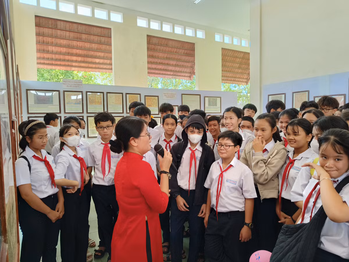 Triển lãm bản đồ và trưng bày tư liệu “Hoàng Sa, Trường Sa của Việt Nam – Những bằng chứng lịch sử” tại huyện Núi Thành đã thu hút đông đảo các bạn đoàn viên, học sinh tham gia.