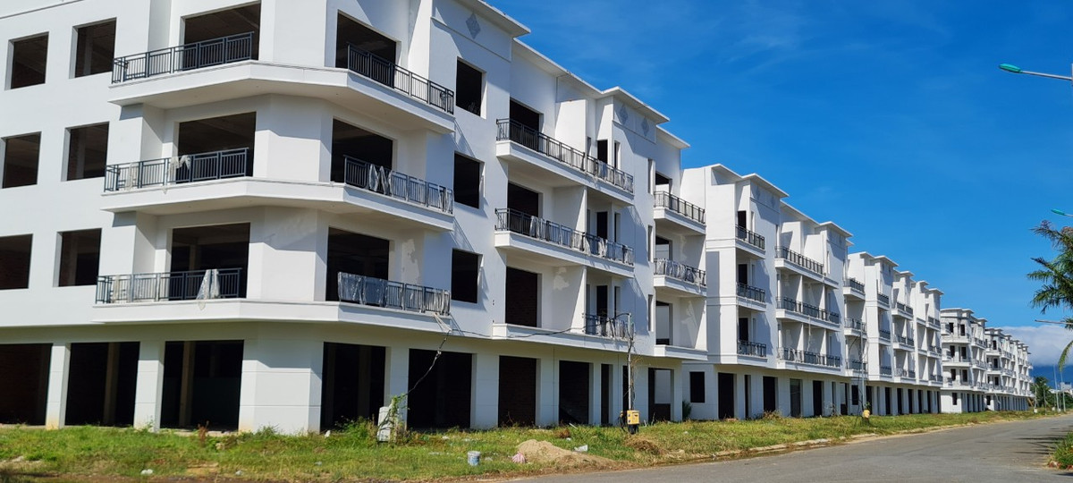 Loạt biệt thự cao cấp ở dự án từng được ca ngợi là độc đáo bậc nhất Đà thành vắng lặng, đìu hiu, không một bóng người.