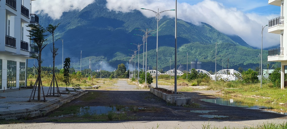 Thế nhưng sau nhiều năm triển khai, hạ tầng dự án vẫn còn dang dở, cỏ giăng khắp lối, nước đọng thành vũng.