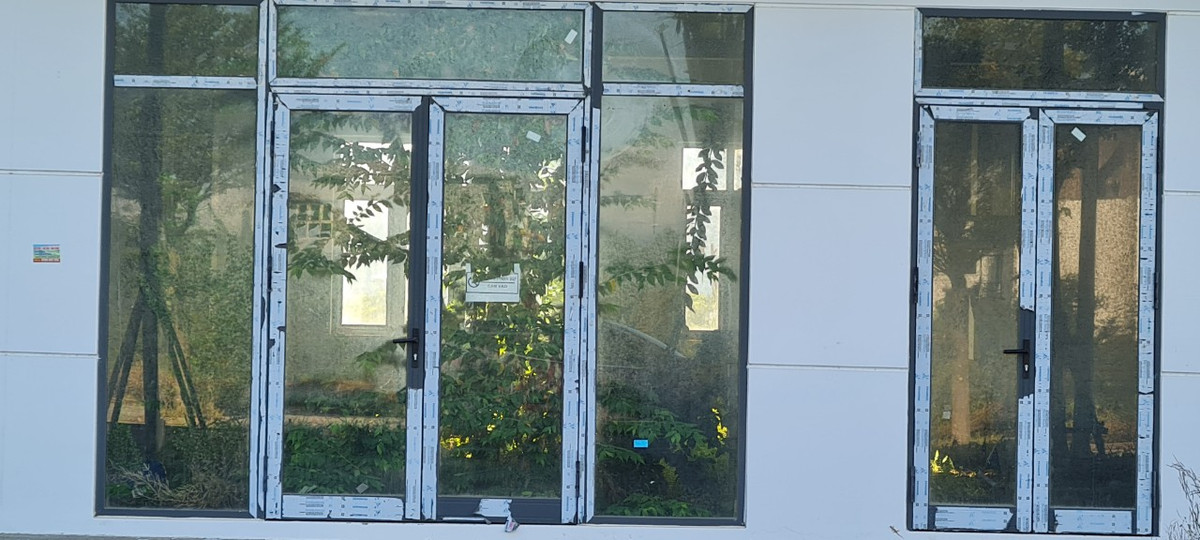 Đằng sau lớp cửa kính hào nhoáng, biệt thự biến thành sân vườn.